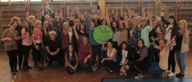 Uczennice wraz z nauczycielkami z Zespołu Szkół Ogólnokształcących numer 14 imienia Gałczyńskiego w Kielcach wzięło udział w akcji "One Billion Rising "/" Nazywam się Miliard ".