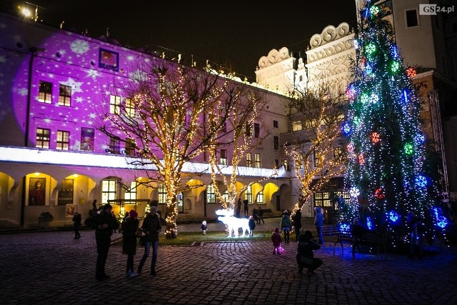 Na ulicach Szczecina czuć klimat świąt Bożego Narodzenia. W r&oacute;żnych miejscach błyszczą świąteczne lampki. &quot;Świeć się z Energą&quot;. ZOBACZ KONIECZNIE! &gt;&gt;&gt; ■ &quot;Świeć się z Energą&quot;. Pom&oacute;ż potrzebującym w Twojej okolicy i głosuj na swoje miasto!■ KLIKNIJ i głosuj lub zgłoś Miasto! ■ KLIKNIJ i głosuj lub zgłoś fotografięZOBACZ TAKŻE: Trwa Jarmark Bożonarodzeniowy w Szczecinie [DUŻO ZDJĘĆ, WIDEO]&lt;script class=&quot;XlinkEmbedScript&quot; data-width=&quot;854&quot; data-height=&quot;480&quot; data-url=&quot;//get.x-link.pl/10537326-4cdf-ca38-1943-5d6638046edd,cde5c5e2-e8f6-2244-40ac-72ed91f49037,embed.html&quot; type=&quot;application/javascript&quot; src=&quot;//prodxnews1blob.blob.core.windows.net/cdn/js/xlink-i.js?v1&quot;&gt;&lt;/script&gt;