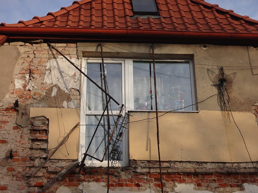 Balkon i weranda runęły na ziemię. Katastrofa w Nowym Porcie