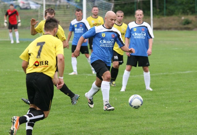 Łukasz Milanowski (z piłką) i jego koledzy ze Stali Nowa Dęba są faworytem meczu z Żurawianką Żurawica i to rywale mogą się ich bać.