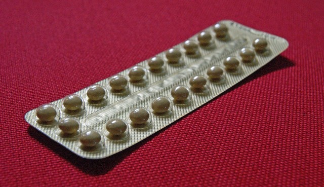Tabletki antykoncepcyjne, nazywane też pigułkami, to jeden z najpopularniejszych środków antykoncepcyjnych. Ponieważ oddziałują bezpośrednio na układ hormonalny, wyróżniają się wysoką skutecznością zapobiegania ciąży.