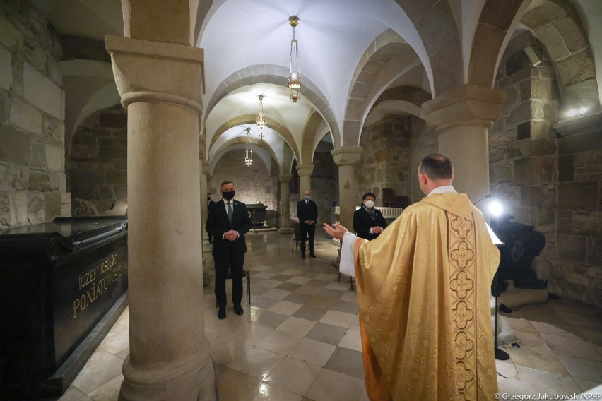 Jak tłumaczył, obecność wszystkich osób "w rządowym...