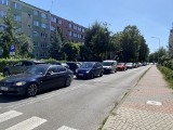Długi weekend, czyli... duże korki w Ostrołęce. Tak wyglądały ulice miasta - wiodące w kierunku mostu - w sobotę 12.08.2023, po godz. 14.00