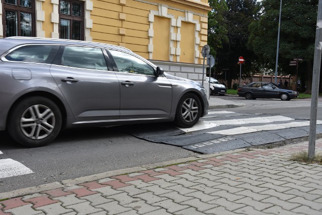 Zdezelowane przejście dla pieszych przez ul. Nowy Świat w Tarnowie