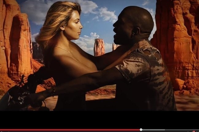 Kim Kardashian TOPLESS w teledysku Kanye Westa (fot. screen...