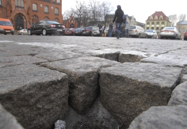 Wczoraj słupski plac Zwycięstwa pełen był takich pułapek.