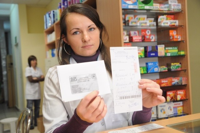 &#8211; Wydajemy leki ze zniżką, ale najpierw  prosimy pacjentów  o zaświadczenie, że są ubezpieczeni &#8211; mówi Małgorzata Linek, farmaceutka z opolskiej apteki "Na dobre i na złe&#8221;. &#8211; Potem kserujemy je i dołączamy do recepty.