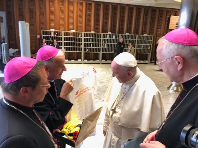 Ksiądz biskup Marian Florczyk z Kielc przekazał papieżowi Franciszkowi koszulki reprezentacji Polski i Korony Kielce.