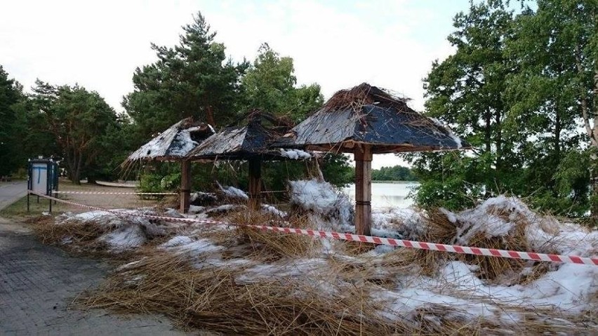 Wandale w Okunince spalili słomiane parasolki, zniszczyli tablice informacyjne (FOTO)