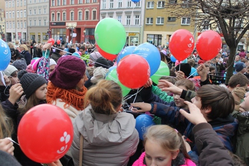 Happening na placu przed Brzeskim Centrum Kultury był...