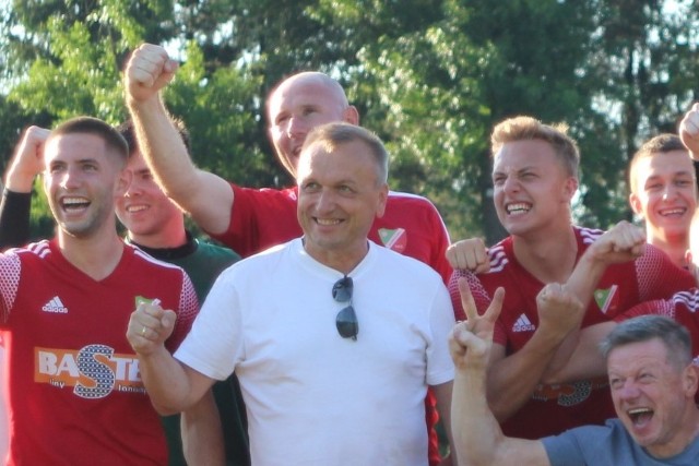 Tak Leszek Janiczak - w białej koszulce - cieszył się razem z piłkarzami Słomniczanki w czerwcu 2021 r. z utrzymania w IV lidze