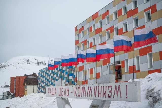 "Naszym celem: komunizm!". Osiedle mieszkaniowe rosyjskich górników w Barentsburgu, 7 maja 2022