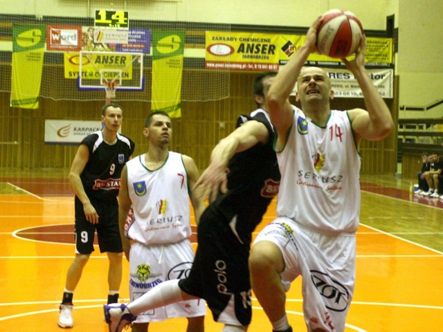 Koszykarz Siarki Tarnobrzeg Krzysztof Zych (z piłką) zakończył karierę sportową!