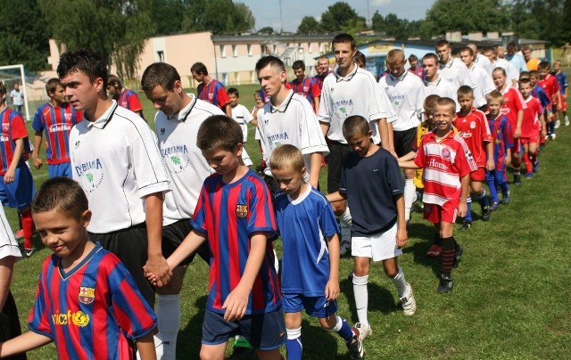 Obie drużyny wyszły na boisko w asyście najmłodszych adeptów piłkarstwa.