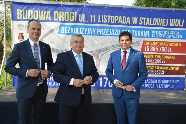 W miejscu przyszłej budowy od lewej wiceminister Rafał Weber, minister Andrzej Adamczyk i prezydent Lucjusz Nadbereżny