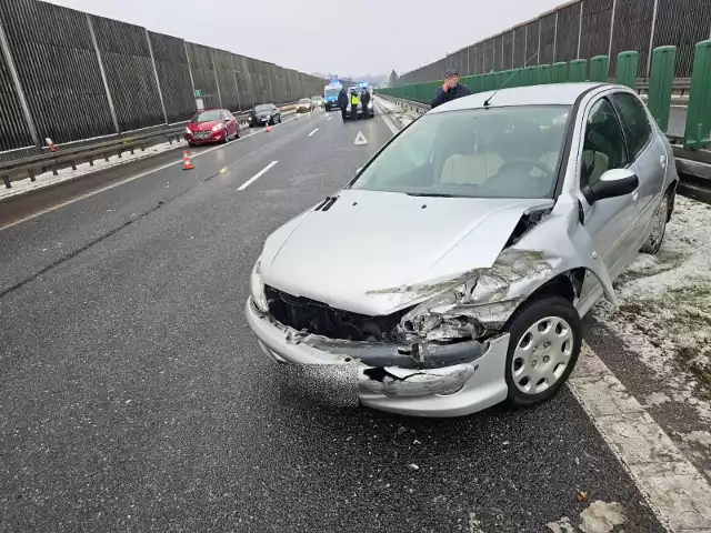 Wypadek na drodze krajowej numer 74 między Kielcami a Cedzyną.