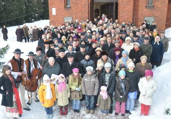 Parafianie są dumni nie tylko ze swojego kościoła w Grodźcu, ale i kaplic w Chobiu i Mnichusie. W tej ostatniej od ubiegłego roku trzy razy dziennie (o 12.00, 15.00 i 21.37) rozbrzmiewa dzwon Jana Pawła II. Jego donośny dźwięk słychać nawet w Grodźcu.