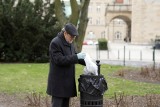 Poznań: Rektor UAM sprząta śmieci w drodze do pracy. Przyłącza się do akcji Hiszpana "10 minutes a day Poland"