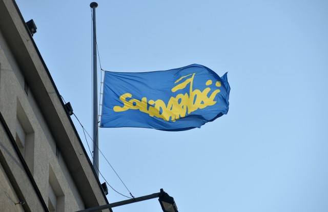 Niebiesko-żółta flaga „Solidarności” z 2014 roku.