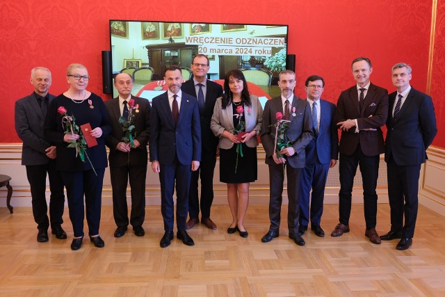 W środę, tuż przed południem (20 marca) w Auli Nobilium odbyła się uroczystość wręczenia odznaczeń państwowych pracownikom Uniwersytetu Medycznego w Białymstoku.