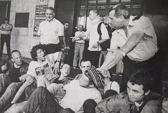 Przepychanki protestujących pod Urzędem Wojewódzkim w Opolu w 1998 roku.