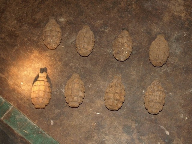 Policjanci w mieszkaniu 30-letniego mieszkańca Cybinki znaleźli osiem granatów, prawdopodobnie z czasów drugiej wojny światowej.