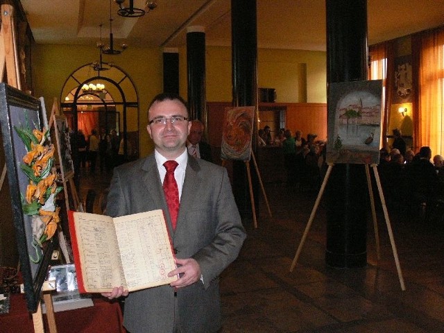 Dyrektor Domu Pomocy Społęcznej w Skarżysku Jacek Jamróz prezentuje księgę meldunkową. Pierwszy wpis pochodzi z 1937 roku! 