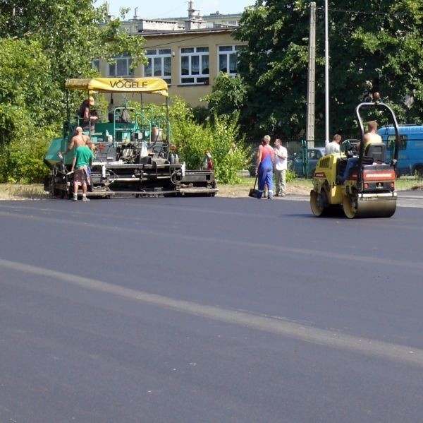 W środę pracownicy kończyli układać asfalt na boisku przy Szkole Podstawowej Nr 3.