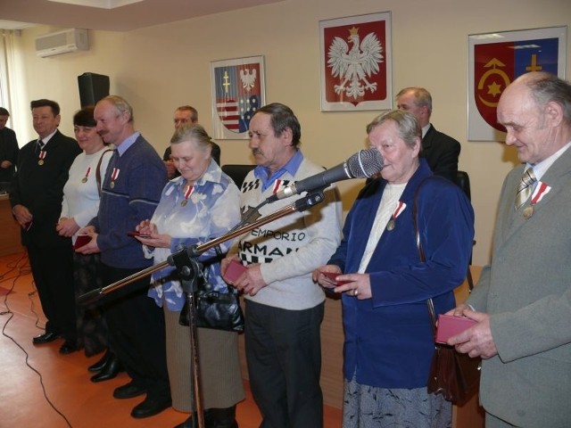 Odznaczeni medalami. Pierwsi z prawej Teresa i Marian Gębusiowie z Kolonii Inwalidzkiej, których aż pięciu synów służyło w wojsku.