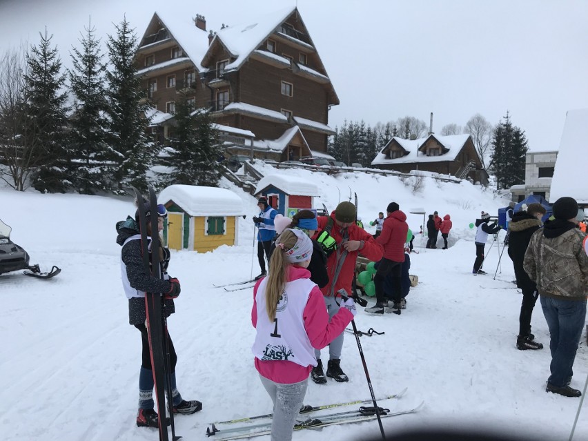 Prawie stu narciarzy wystartowało w niedzielę, 27 stycznia,...