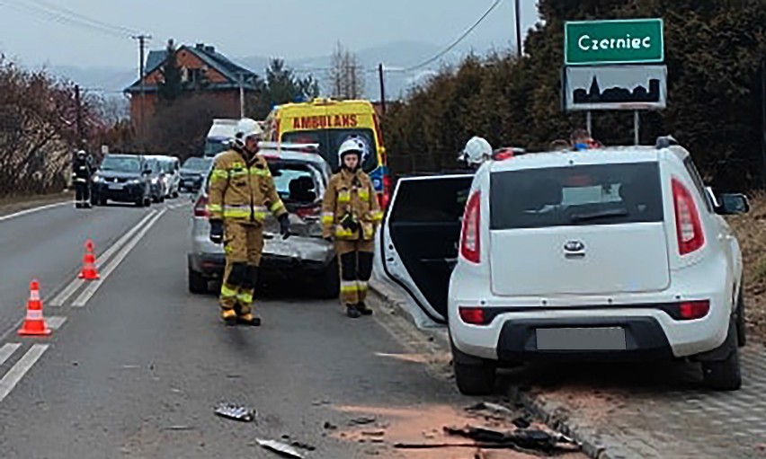 Zderzenie trzech aut w Czerńcu na DW 969. Dwie osoby poszkodowane w szpitalu