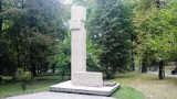 Kontrowersyjny obelisk stanął w parku miejskim w Olkuszu