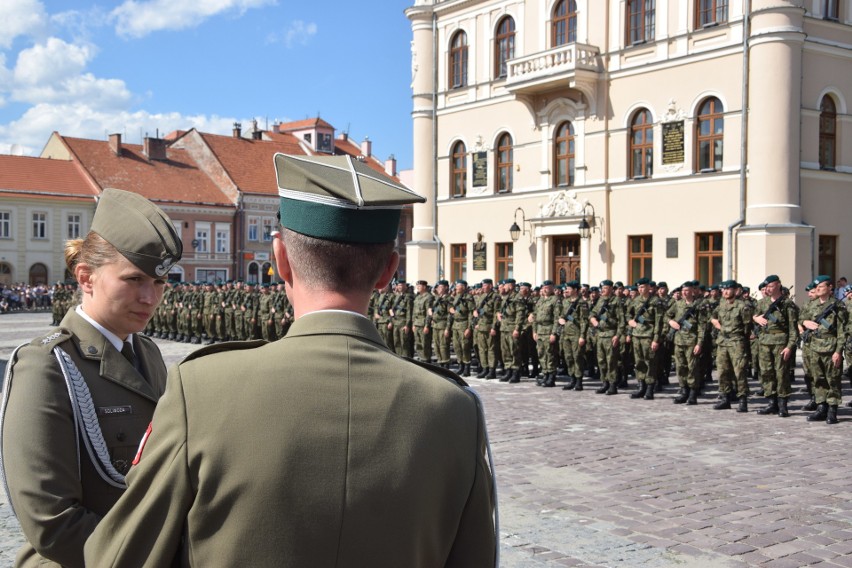 Na jarosławskim rynku, uroczystą przysięgę złożyli żołnierze...