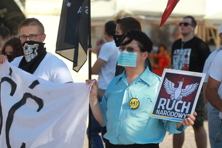 Protest "Stop terrorowi LGBT" Młodzieży Wszechpolskiej na Rynku w Rzeszowie [ZDJĘCIA]