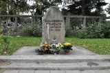 Kraków. Konserwatorzy na kwaterze żołnierzy I wojny światowej na cmentarzu Podgórskim