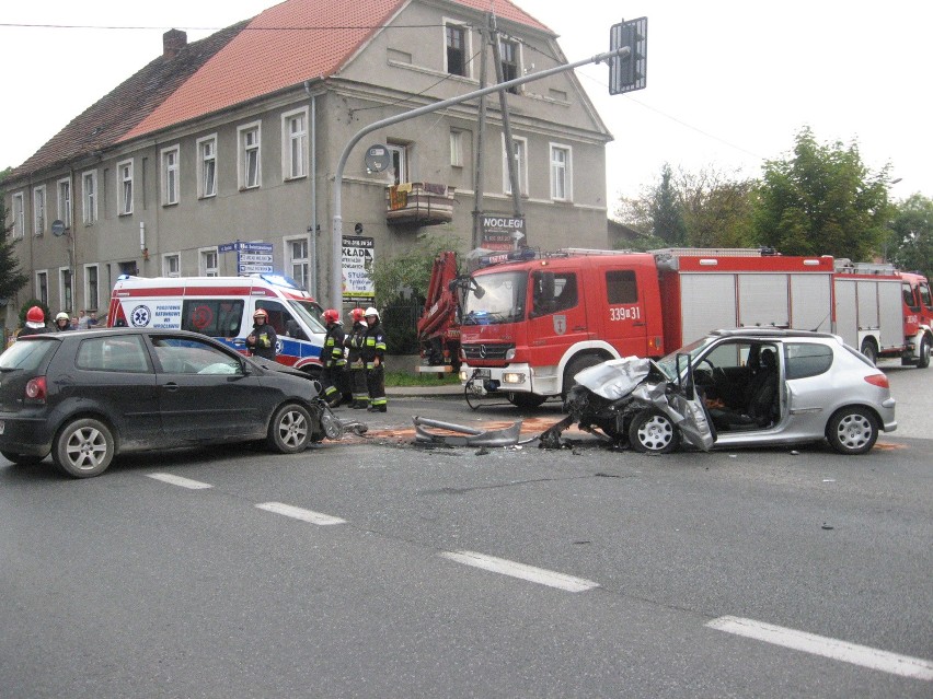 Wypadek w Siechnicach. Trzy osoby poszkodowane, w tym jedna ciężko (ZDJĘCIA)