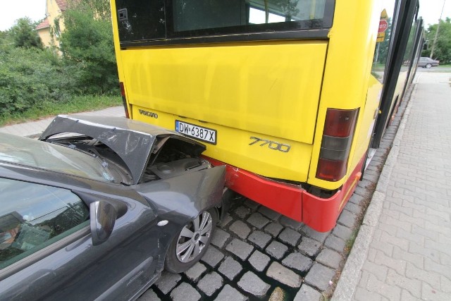 Wypadek trzech aut na Złotnickiej we Wrocławiu, 10.08.2016