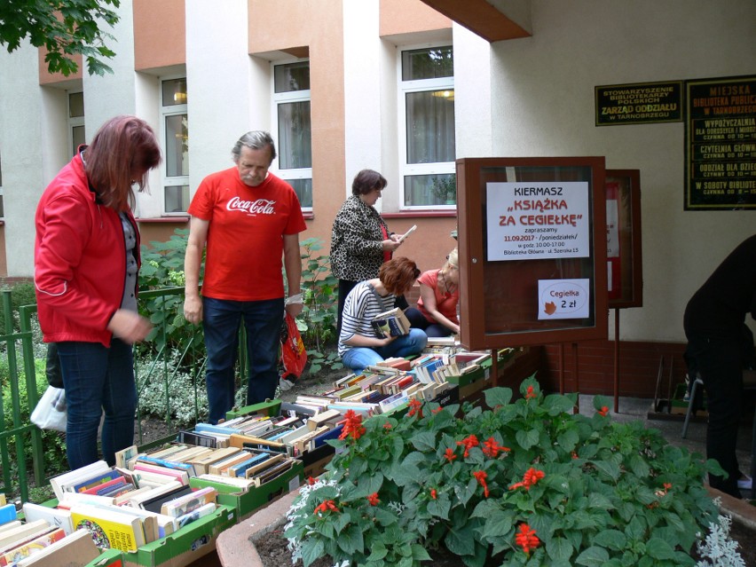 Kiermasz "Książki za cegiełkę" przed tarnobrzeską Biblioteką