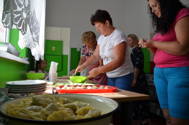 Panei z Korzenia wspólnie lepiły pierogi.