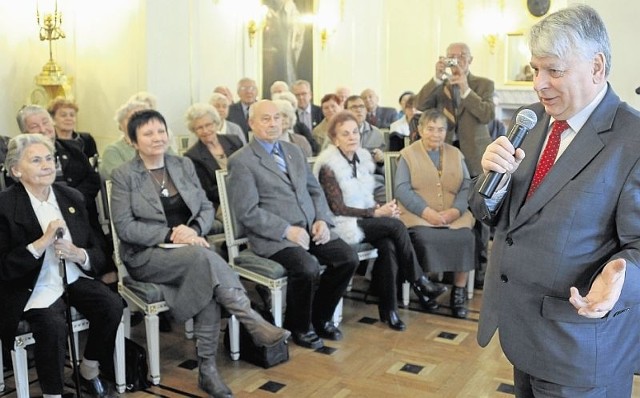 Kilku Sybiraków podarowało Bogdanowi Borusewiczowi upominki. - Będę wyjeżdżał stąd obdarzony nie tylko prezentami, ale i waszymi problemami - powiedział na koniec marszałek Senatu.