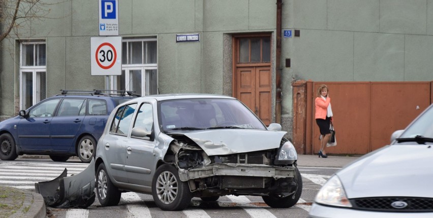 Stłuczka na skrzyżowaniu ulic Bogusławskiego i 11 Listopada