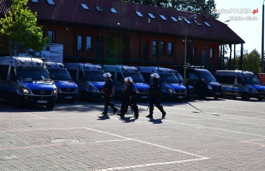 Zatrzymanie pseudokibica. 38-latek z Tychów zachęcał do ataku na policjantów