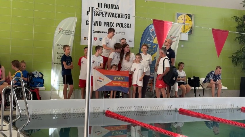 W Częstochowie zorganizowano zawody pływackie dla...