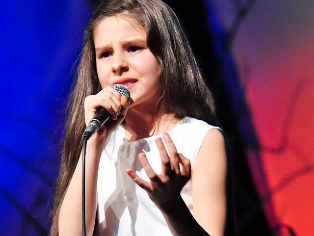 Natalia Ciecierska z tarnobrzeskiej Szkoły Podstawowej numer 4 zajęła pierwsze miejsce w piątej edycji Wojewódzkiego Festiwalu Pieśni Patriotycznych, który odbył się w Rzeszowie.