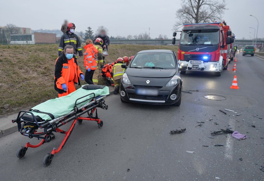 Wypadek na ul. Wilsona w Przemyślu. W zderzeniu renault z volkswagenem ranna została kobieta [ZDJĘCIA]