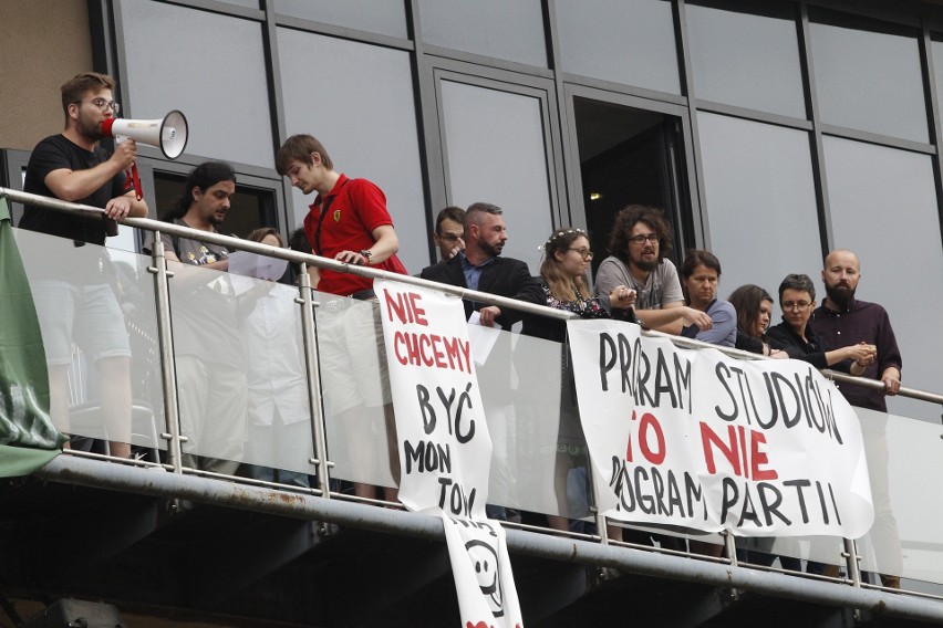 Reforma Gowina. "Balkonowy" protest przeciw reformie nauki także na Wydziale Ekonomiczno-Socjologicznym Uniwersytetu Łódzkiego [ZDJĘCIA]