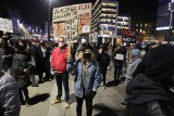 Protest kobiet w Katowicach: Policja otoczyła manifestantów. Uniemożliwiła spacer i zaczęła legitymować uczestników