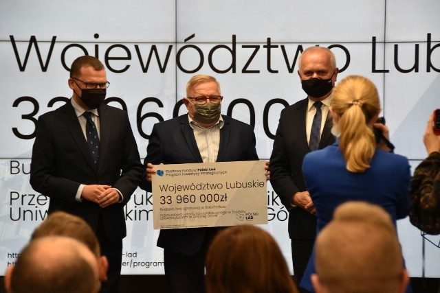 Środki z Polskiego Ładu trafią również do samorządu województwa. Na zdjęciu minister Paweł Szefernaker, członek zarządu województwa Tadeusz Jędrzejczak i wojewoda Władysław Dajczak