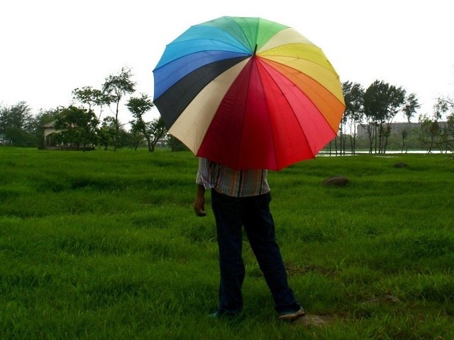 Wychodząc z domu, radzimy pamiętać o parasolce.