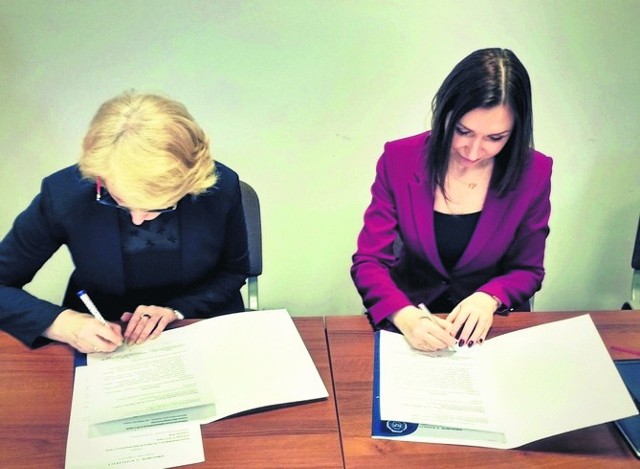 Umowę podpisała dr Katarzyna Mizera (po prawej), dziekan WSB w Opolu i Małgorzata Szafors, dyrektor IX LO w Opolu.